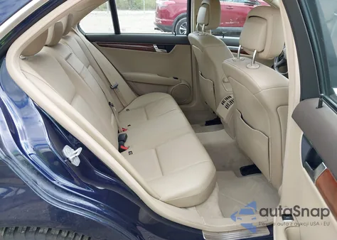 2011 Mercedes-Benz C 300 Luxury 4Matic z USA, uszkodzony, nr VIN WDDGF8BB2BR134569